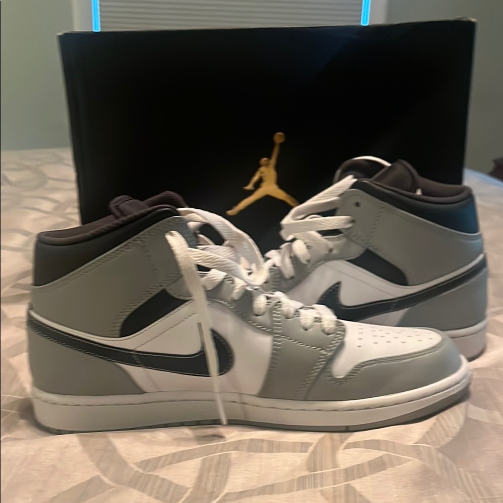 EUC Jordan 1 mid Sneakers
